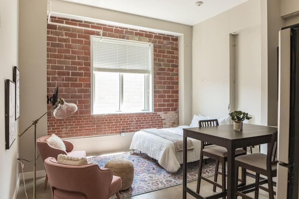 Beautiful Studio Downtown With Rooftop And Gym デモイン エクステリア 写真