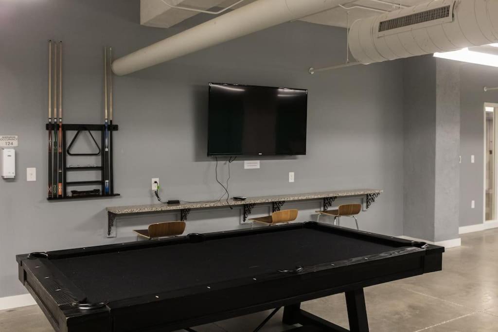 Beautiful Studio Downtown With Rooftop And Gym デモイン エクステリア 写真