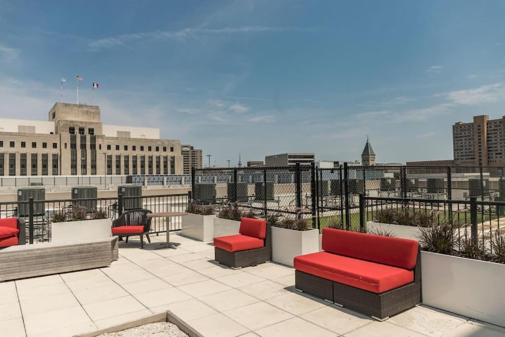Beautiful Studio Downtown With Rooftop And Gym デモイン エクステリア 写真