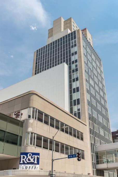Beautiful Studio Downtown With Rooftop And Gym デモイン エクステリア 写真