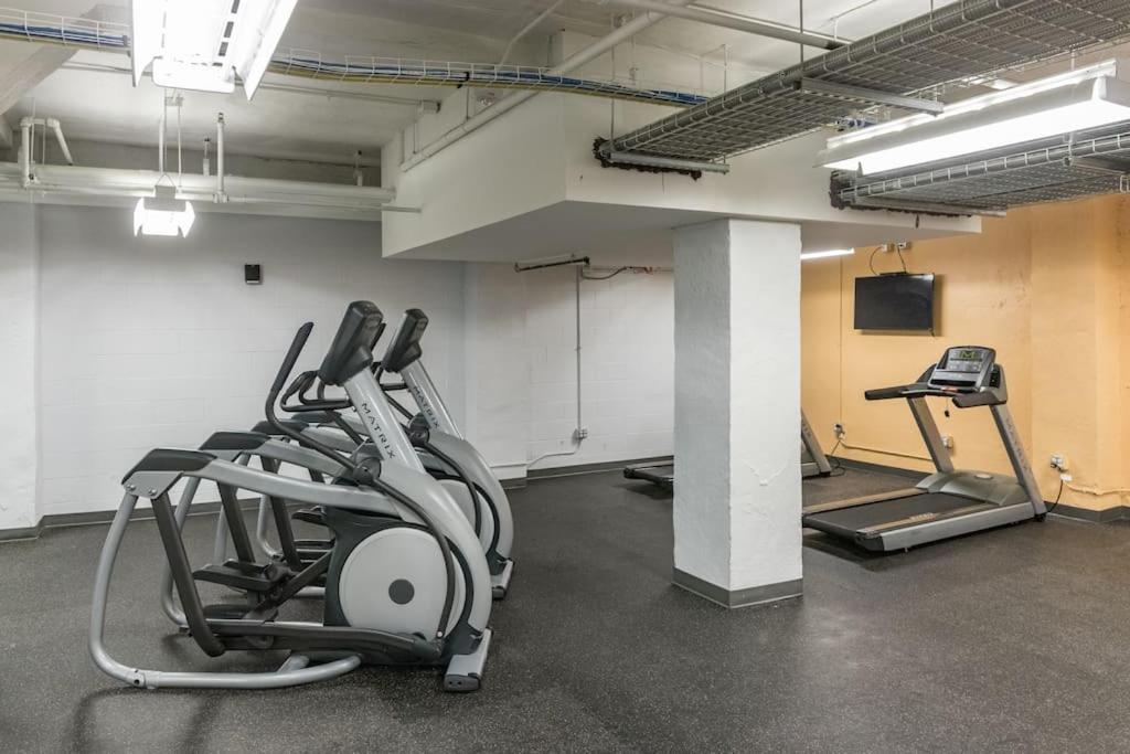 Beautiful Studio Downtown With Rooftop And Gym デモイン エクステリア 写真