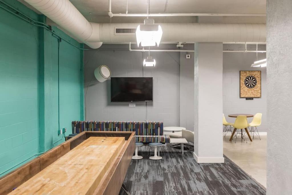 Beautiful Studio Downtown With Rooftop And Gym デモイン エクステリア 写真