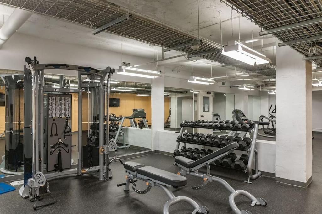 Beautiful Studio Downtown With Rooftop And Gym デモイン エクステリア 写真