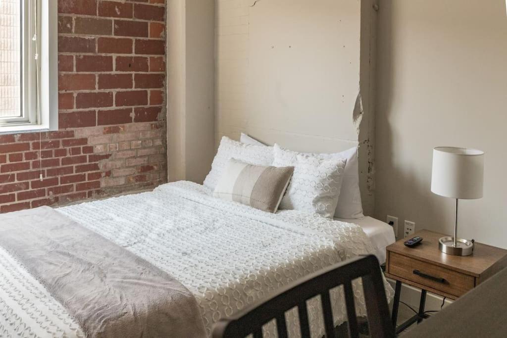 Beautiful Studio Downtown With Rooftop And Gym デモイン エクステリア 写真