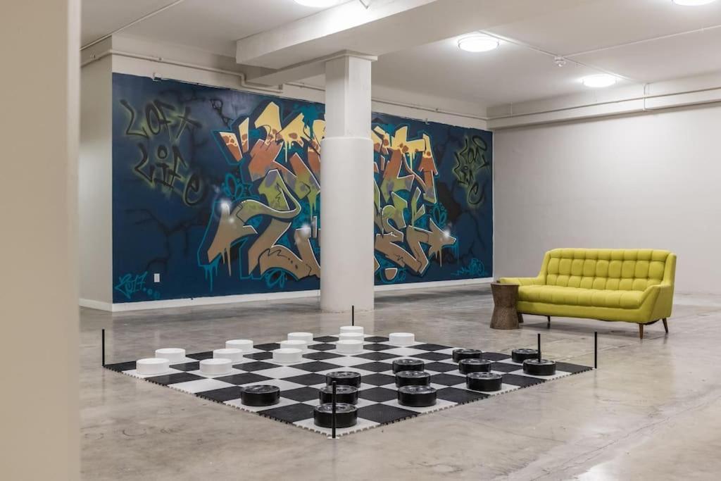 Beautiful Studio Downtown With Rooftop And Gym デモイン エクステリア 写真